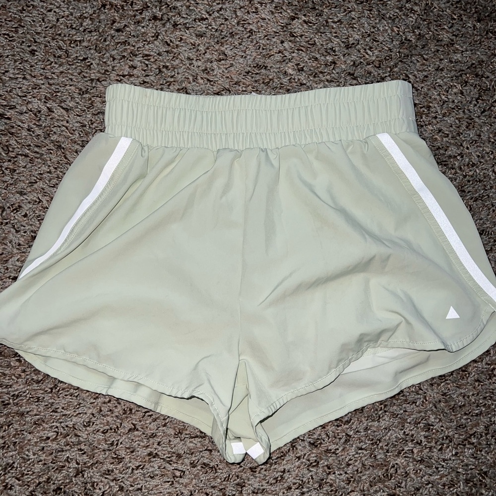 BREEZE RUNNING SHORTS. Vitality